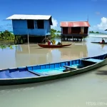 마셜 제도에서의 태풍 및 자연재해 정보 - **Prompt:** A bustling scene on a low-lying Marshallese atoll during an unusually high king tide. Th...