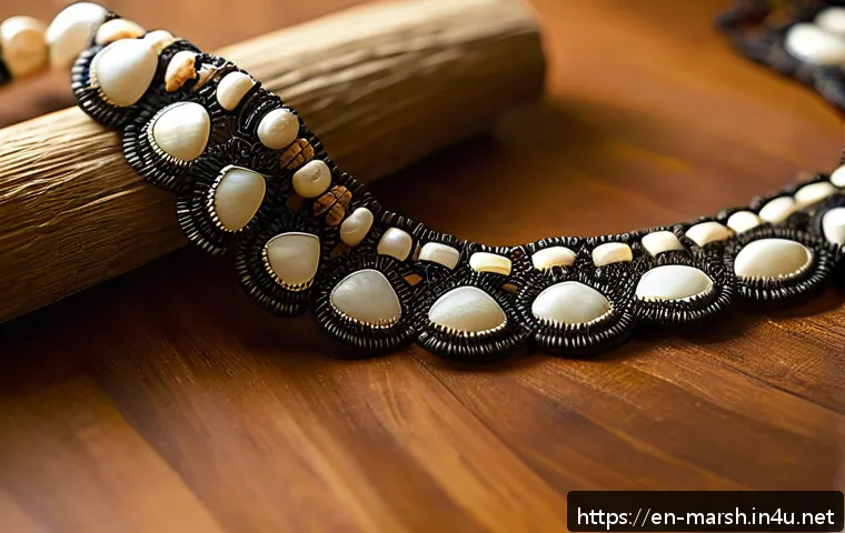 마셜 제도에서 추천하는 기념품 - A close-up of a handcrafted necklace made from polished tiny shells and coconut fibers, featuring in...
